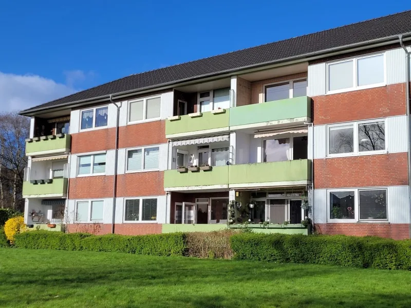 Hausrückseite mit Garten - Wohnung kaufen in Kiel / Holtenau - Gemütliche ETW mit Balkon und Fernwärmeversorgung in Kiel-Holtenau, in der Nähe des Kanals