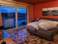 Schlafzimmer OG mit Zugang zum Balkon und traumhaftem Blick ins Grüne