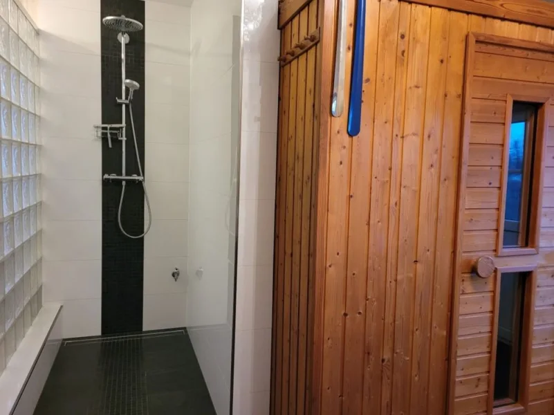 Sauna und komfortable barrierefreie Dusche