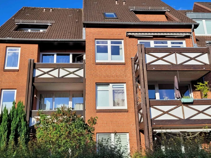 Hausrückseite mit Balkonen - Wohnung kaufen in Büdelsdorf - Gemütliche ETW mit Balkon und Stellplatz in ruhiger Lage von Büdelsdorf