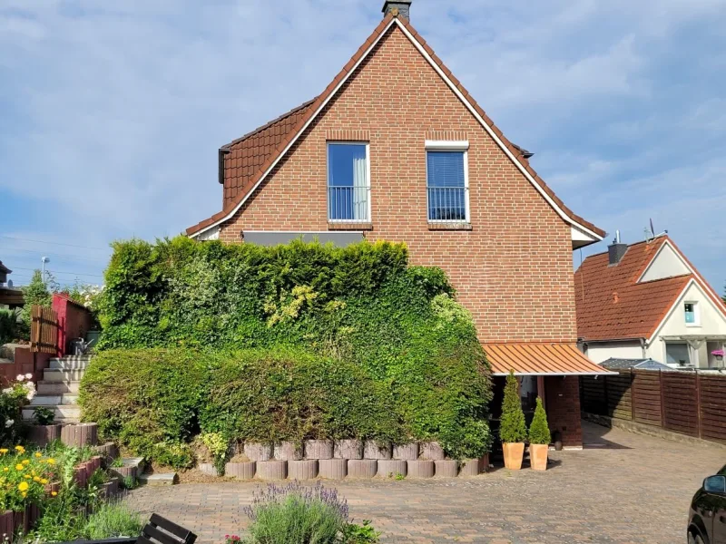 Giebelseite hinteres Haus mit Seiteneingang, kleiner Terrasse und Treppenaufgang zur charmanten Terrasse im OG