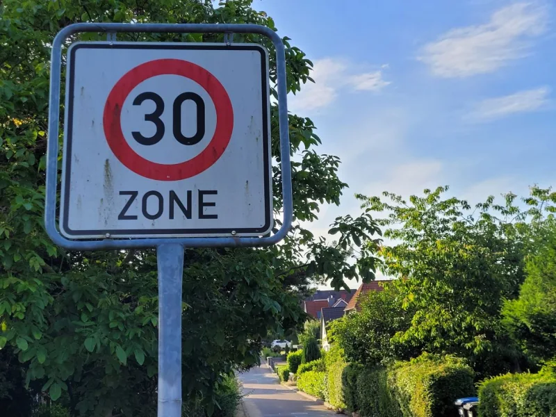 verkehrsberuhigte 30er Zone in der Straße