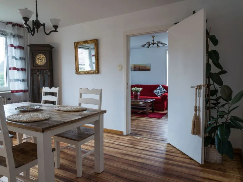 gemütliches Esszimmer mit Blick ins Wohnzimmer EG Vorderhaus