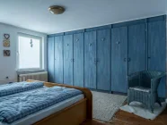 Schlafzimmer mit deckenhohem Wandschrank Vorderhaus