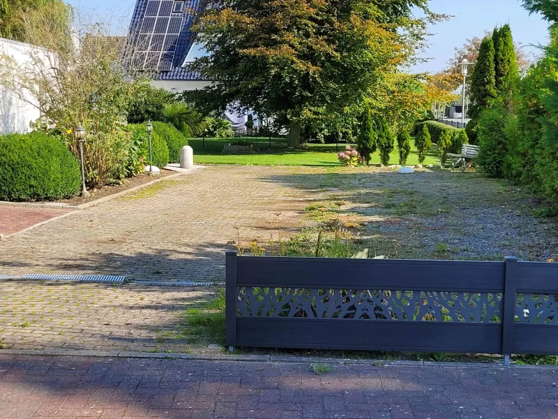 großer Parkplatz für ca. fünf Stellplätze