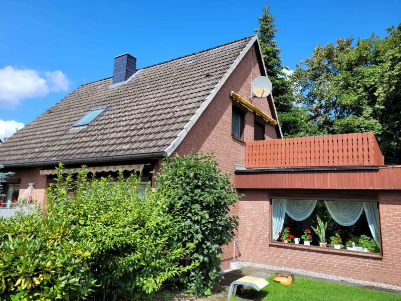 Hausgiebelseite rechts und Anbau mit schöner Dachterrasse