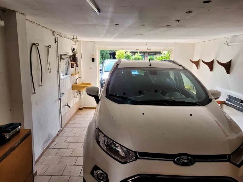 Garage mit elektrischem Tor mit Fernbedienung