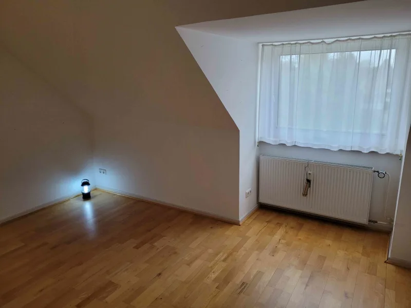 Schlafzimmer mit Gaube und Parkettboden