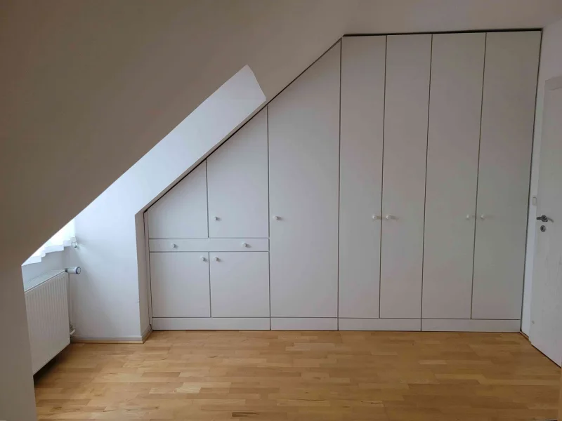 Schlafzimmer mit hochwertigem maßangefertigtem Wandschrank