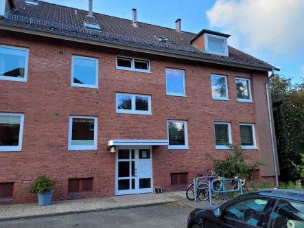 Hausfront - Wohnung kaufen in Kronshagen - Hochwertige, stylische und sehr gemütliche Maisonette-Wohnung in ruhiger Lage von Kronshagen