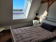 gemütliches Schlafzimmer mit Blick in den Himmel