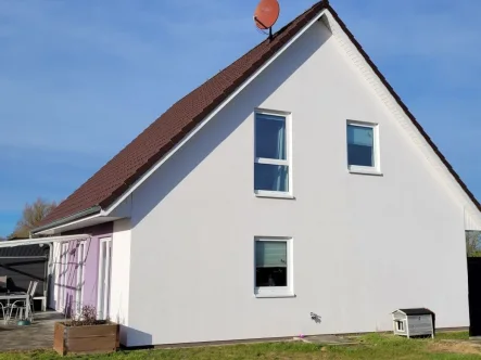 Hausgiebelseite zum Garten und Hausrückseite mit Terrasse - Haus kaufen in Rehna - Energieeffizientes EFH (EEF A+) mit Wärmepumpe in ländlicher Idylle zwischen Lübeck und Schwerin