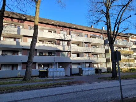 Hausansicht mit Balkonen zur Straße - Wohnung kaufen in Neumünster - Gut geschnittene, vermietete ETW mit Fernwärme und Balkon in zentraler Lage von Neumünster