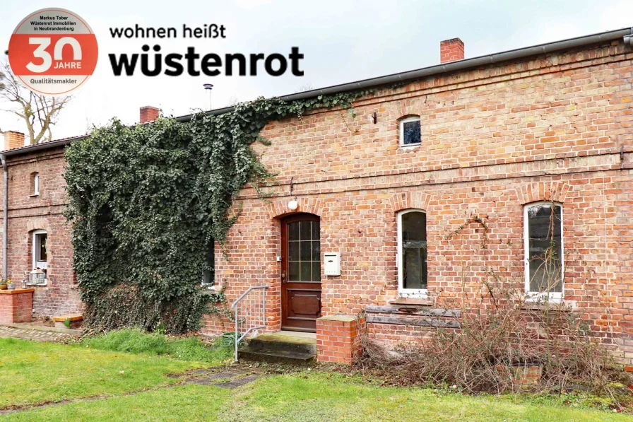 Ansicht - Haus kaufen in Uckerland - WOHNEN AUF EINER EBENE: URIGES REIHENHAUS MIT EINBAUKÜCHE + AUSBAURESERVE + GROSSEM GRUNDSTÜCK