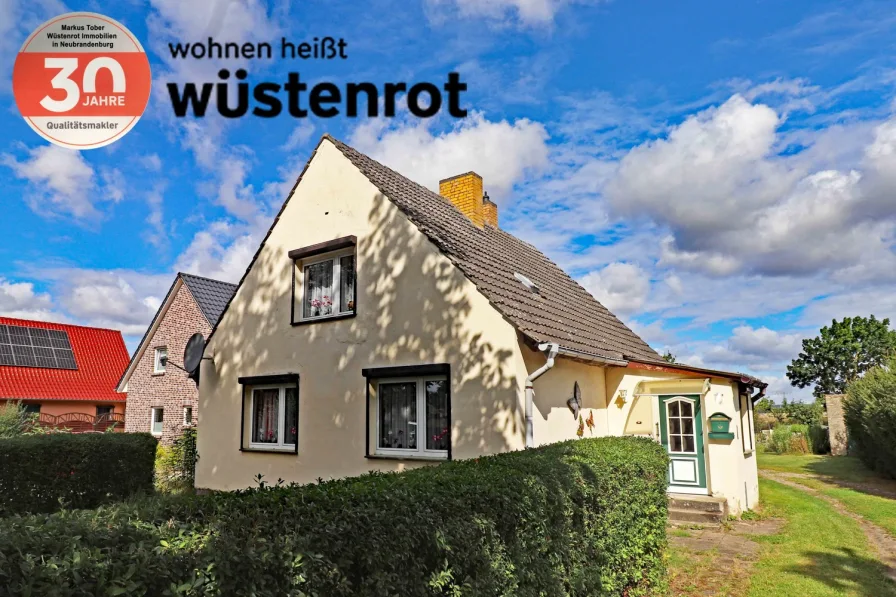 Ansicht - Haus kaufen in Waren/Müritz - EINFAMILIENHAUS MIT EINBAUKÜCHE UND ANBAU UND ZWEI GARAGEN AUF EINEM GROSSEM GRUNDSTÜCK