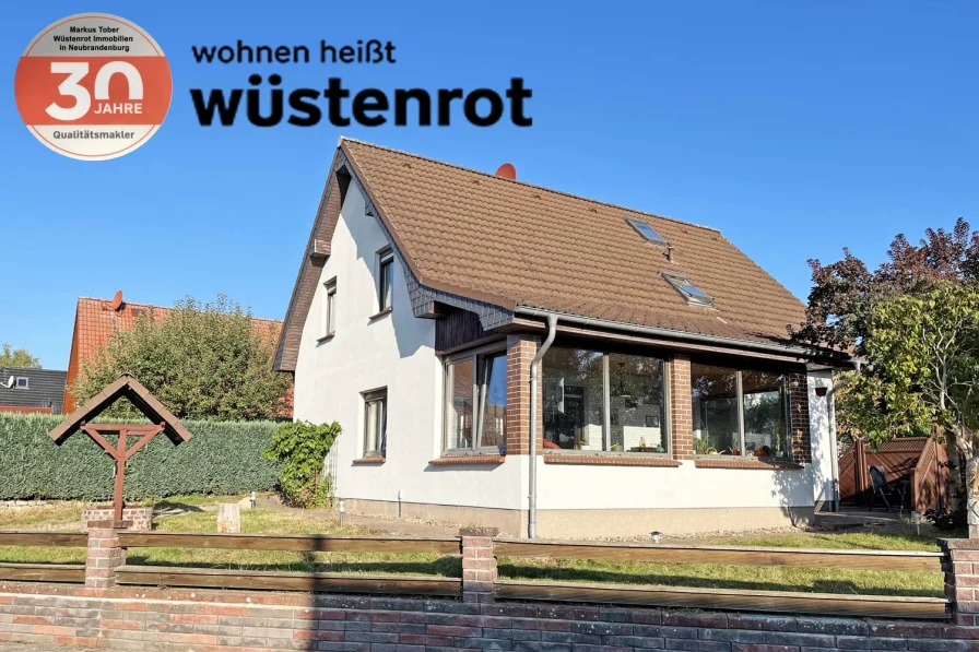 Ansicht - Haus kaufen in Wesenberg - EINFAMILIENHAUS IN BESTER WOHNLAGE MIT WINTERGARTEN + EINBAUKÜCHE + GARAGE