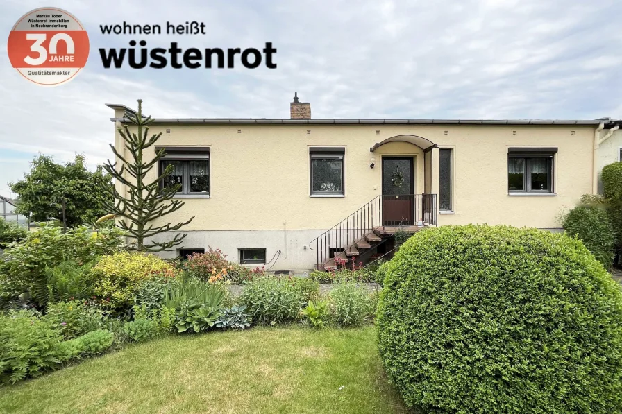 Ansicht - Haus kaufen in Altentreptow - GROSSZÜGIGES WOHNEN AUF EINER EBENE MIT ÜBERDACHTEM BALKON + AUSGEBAUTEM UNTERGESCHOSS + TIEFGARAGE