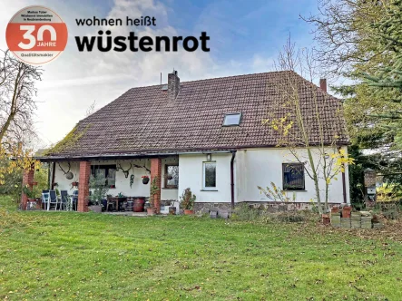 Ansicht - Haus kaufen in Neubrandenburg - URIGES SIEDLUNGSHAUS MIT SCHEUNE + GROSSEM GRUNDSTÜCK: MIT KAMIN + KOCHHEXE +  ÜBERDACHTER TERRASSE