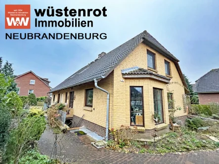 Ansicht - Haus kaufen in Waren/Müritz - GROSSE HAUSHÄLFTE MIT  VERBLENDER + SOLARTHERMIE + EINBAUKÜCHE + KAMIN + VOLLKELLER + FERIENWOHNUNG