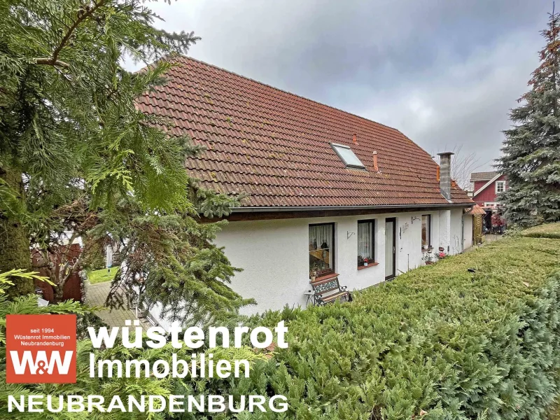 Ansicht1111 - Haus kaufen in Dobbertin - AUCH FÜR ZWEI FAMILIEN: WOHNHAUS MIT DOPPELHAUSCHARAKTER + EINBAUKÜCHEN + GARAGE + DOPPELCARPORT