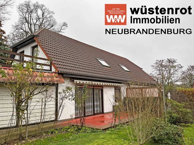 Ansicht - Haus kaufen in Dobbertin - AUCH FÜR ZWEI FAMILIEN: WOHNHAUS MIT DOPPELHAUSCHARAKTER + EINBAUKÜCHEN + GARAGE + DOPPELCARPORT