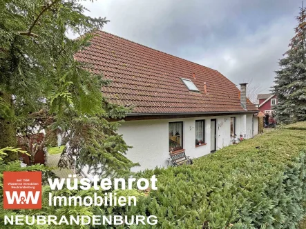 Ansicht1111 - Haus kaufen in Dobbertin - AUCH FÜR ZWEI FAMILIEN: WOHNHAUS MIT DOPPELHAUSCHARAKTER + EINBAUKÜCHEN + GARAGE + DOPPELCARPORT