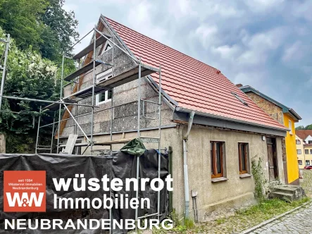 Ansicht - Haus kaufen in Burg Stargard - DAS KANN EIN SCHMUCKSTÜCK WERDEN: WOHNHAUS MIT NEUEM DACH + NEUEN FENSTERN + FAST NEUER HEIZUNG