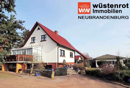 Ansicht - Haus kaufen in Ostseebad Heringsdorf - EINFAMILIENHAUS MIT FERIENWOHNUNG UND ZWEI FERIENHÄUSER MIT TOPAUSSTATTUNGEN AUF GROSSEM GRUNDSÜCK