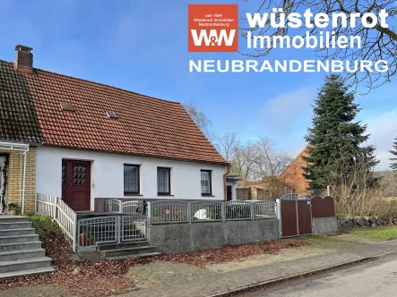 Ansicht - Haus kaufen in Altentreptow - DOPPELHAUSHÄLFTE MIT EINBAUKÜCHE + GROSSEM DACHBODEN + TERRASSE + GARAGE +GRUNDSTÜCK