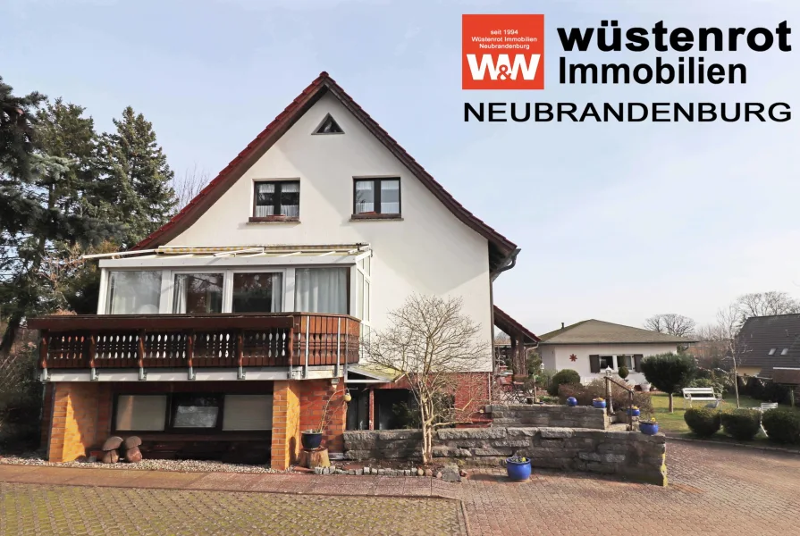 Ansicht - Haus kaufen in Ostseebad Heringsdorf - EINFAMILIENHAUS MIT FERIENWOHNUNG UND ZWEI FERIENHÄUSER MIT TOPAUSSTATTUNGEN AUF GROSSEM GRUNDSÜCK