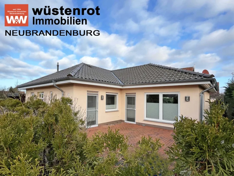 Ansicht - Haus kaufen in Groß Nemerow - WOHNEN AUF EINER EBENE: WINKELBUNGALOW MIT EINBAUKÜCHE + SONNENTERRASSE + DOPPELCARPORT