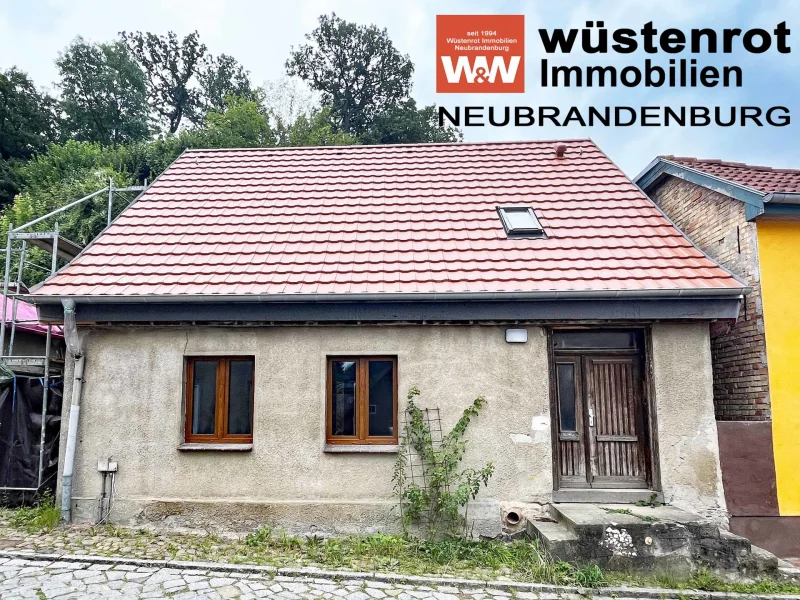 Ansicht - Haus kaufen in Burg Stargard - DAS KANN EIN SCHMUCKSTÜCK WERDEN: WOHNHAUS MIT NEUEM DACH + NEUEN FENSTERN + FAST NEUER HEIZUNG