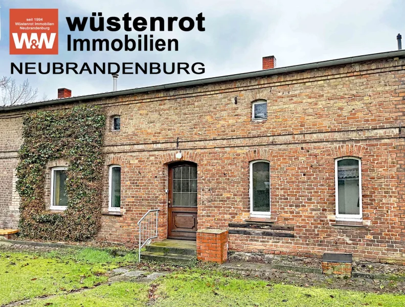 Ansicht - Haus kaufen in Uckerland - ALLES AUF EINER EBENE: MODERNISIERTES REIHENHAUS MIT EINBAUKÜCHE + CARPORT + GROSSEM GRUNDSTÜCK