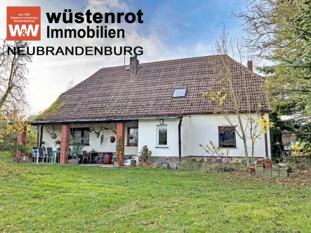 Ansicht - Haus kaufen in Neubrandenburg - URIGES SIEDLUNGSHAUS MIT SCHEUNE + GROSSEM GRUNDSTÜCK: MIT KAMIN + KOCHHEXE +  ÜBERDACHTER TERRASSE