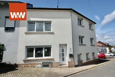 Ansicht - Haus kaufen in Schwalbach / Derlen - Einfamilienhaus in Schwalbach zu verkaufen