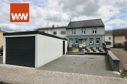Hausfront - Haus kaufen in Schmelz / Hüttersdorf - Kernsaniertes Einfamilienhaus. Fünf Zimmer auf 413 m² Grundstücksfläche. Zwei Garagen. Top-Zustand.