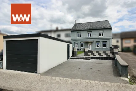 Hausfront - Haus kaufen in Schmelz / Hüttersdorf - Kernsaniertes Einfamilienhaus. Fünf Zimmer auf 413 m² Grundstücksfläche. Zwei Garagen. Top-Zustand