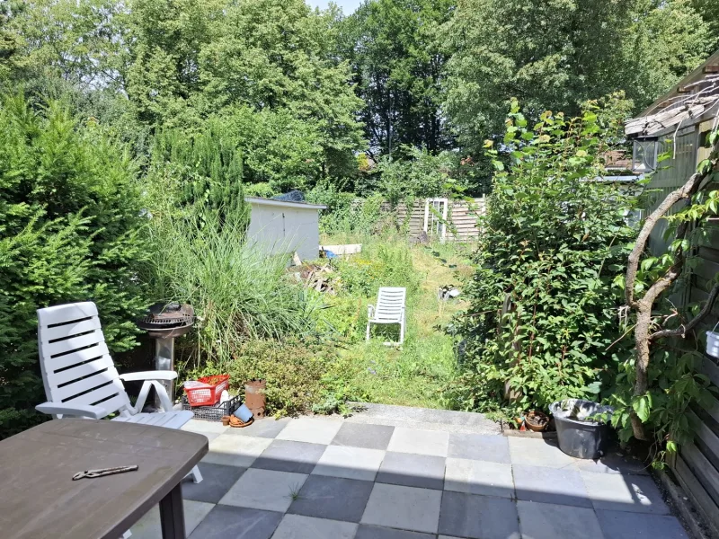 Terrasse mit Blick in den Garten