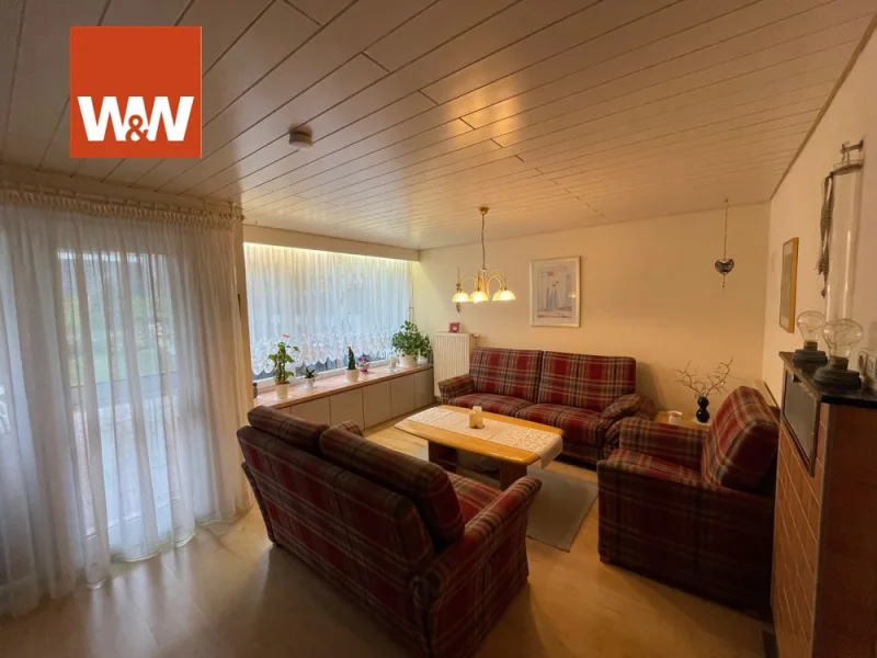 Wohnzimmer mit Kachelofen - Haus kaufen in Schorndorf - Sehr gepflegtes Reihenmittelhaus in Schorndorf