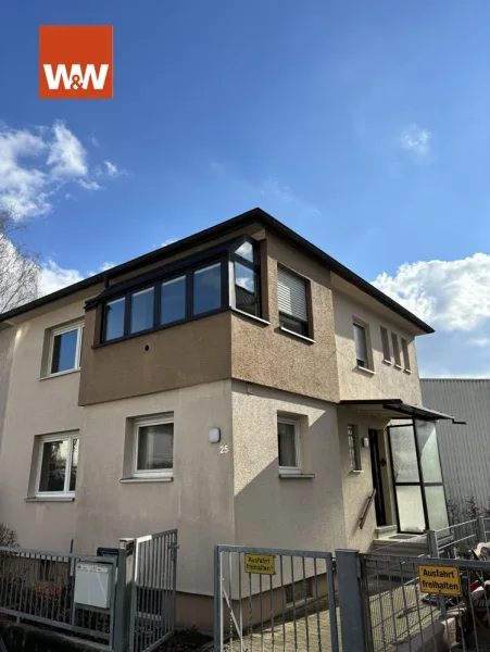 Außenansicht - Haus kaufen in Stuttgart / Zuffenhausen - Traumhafte Doppelhaushälfte in sehr ruhiger Lage mit großem Garten