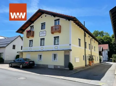 Hausansicht 1 - Wohnung kaufen in Miesbach - Modernisiert, 4 Zimmer, 2 Bäder, Erdgeschoss, eigener Garten, eigener Eingang! Zentrumsnah!