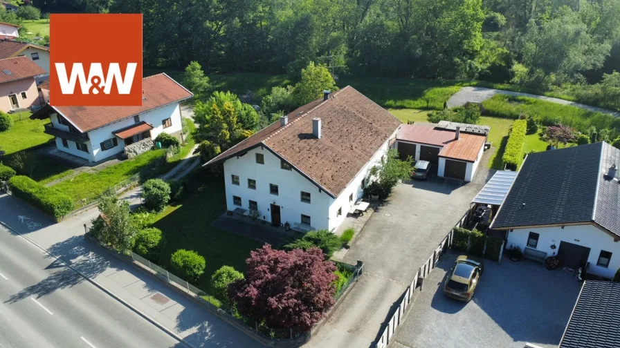 Hausansicht von oben 1 - Haus kaufen in Rosenheim - Preis-Leistung top! Ca. 220m² Wfl. - ca. 1.600m² Grst. - unverbaubar! Rosenheim-Süd!