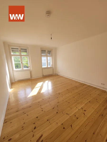 Wohnzimmer - Wohnung kaufen in Berlin - *Bezugsfrei! Sehr schöne arttypische Altbauwohnung, modernisiert und mit eigenem Garten*