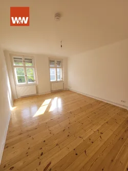 Wohnzimmer - Wohnung kaufen in Berlin - *Bezugsfrei! Sehr schöne arttypische Altbauwohnung, modernisiert und mit eigenem Garten*