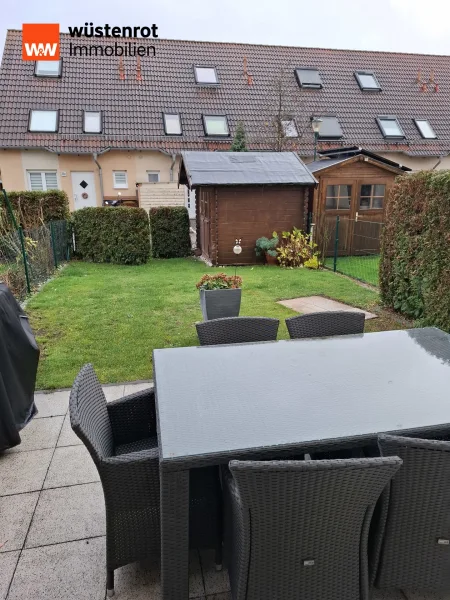 Blick vom Wohnzimmer in Gartenn