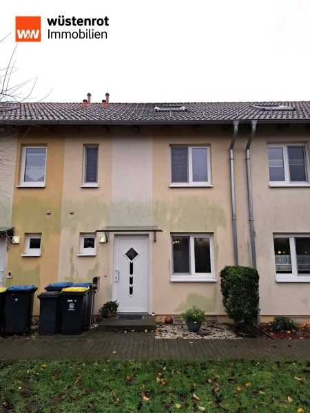 Vorderansicht m Eingangsbereich - Haus kaufen in Glienicke/Nordbahn - *Sehr schönes gepflegtes Reihenhaus für die ganze Familie in bevorzugter Lage von Glienicke*