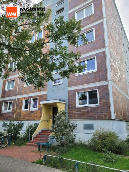 Außenansicht Wohnhaus - Wohnung kaufen in Berlin / Hellersdorf - *Schöne großzügige Wohnung mit 4-Zimmern in zentraler und dennoch ruhiger Lage von Hellersdorf*