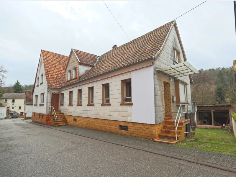  - Haus kaufen in Münchweiler am Klingbach - Geräumiges Handwerkerhaus mit großem Garten und Dachterrasse