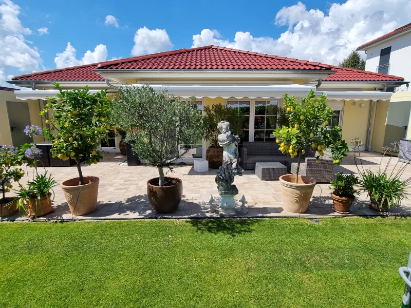  - Haus kaufen in Essingen - Seltenheit: Neuwertiger, moderner Bungalow in Feldrandlage