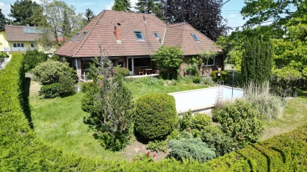  - Haus kaufen in Minfeld - Geräumiger Bungalow mit großem Garten und Pool